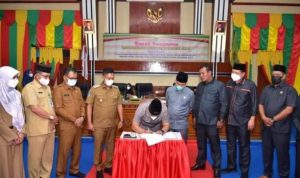 Bupati Lingga M.Nizar dan Ketua DPRD Lingga saat menandatangani berita acara sidang paripurna Penetapan KUA PPAS APBD 20222 Lingga