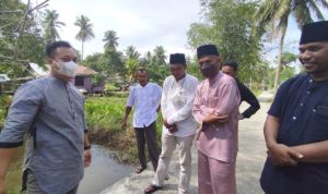 Bupati Lingga M.Nizar saat melakukan peninjuaan Sungai terseut bersama Dinas Pekerjaan Umum dan Perumahan Rakyat PUPR di desa Kote Kecamatan Singkep Pesisir