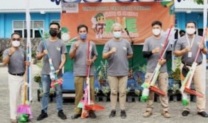 General Manager GM PT BIIE Aditya Laksamana dan sejumlah karyawan PT.BIIE Lobam Bintan saat melaksanakan Gotong royong Perbaikan Beda Sekolah di SMPN 16 Bintan dalam HUT ke 31 Tahun PT.BIIE