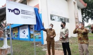 Gubernur Kepri Ansar Ahmad bersama Direktur Utama Lembaga Penyiaran Publik LPP TVRI Iman Brotoseno meresmikan Studio Mini LPP TVRI Stasiun Kepulauan Riau di Tanjungpinang
