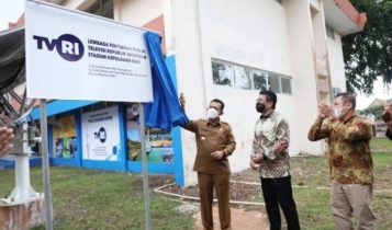 Gubernur Kepri Ansar Ahmad bersama Direktur Utama Lembaga Penyiaran Publik LPP TVRI Iman Brotoseno meresmikan Studio Mini LPP TVRI Stasiun Kepulauan Riau di Tanjungpinang