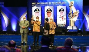 Gubernur Kepri Ansar Ahmad bersama Kepala daerah lainya saat menerima Pengharagaan dari Stasiun TV Nasional