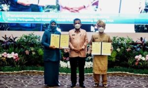 Gubernur Kepri Ansar Ahmad dan Ketua tim Penggerak PKK Kepri saat melaklukan Peluncuran Wesite tim pkk Kepri