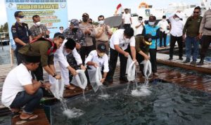 Gubernur Kepri Ansar Ahmad dan pejabat lainya menebar benih ikan bersama Dirjen Perikanan Budidaya Kementerian Kelautan dan Perikanan di Desa Pangkil Kabupaten Bintan