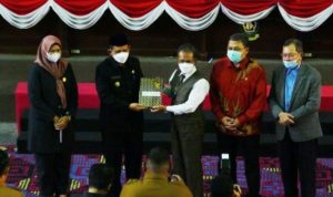Gubernur Kepri Ansar Ahmad dan pimpinan DPRD menandatangani dokumen APBD 2022.