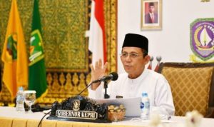 Gubernur Kepri Ansar Ahmad saat memaparkan pelayanan dengan Aplikasi Si Jempol di DPMPTS Kepri