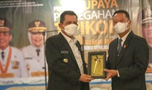 Gubernur Kepri Ansar Ahmad saat memberi cendra mata kepada Kepala Kejaksaan Tingi Kepri pada acara pembukaan Penguatan Upaya Pencegahan Tipikor yang dilaksanakan Baperinlitbang Prov Kepri scaled
