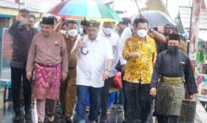 Gubernur Kepri Ansar Ahmad saat mendampingi Kunjungan ketua DPD RI La Nyala ke Masjid Sultan Pulau Penyengat