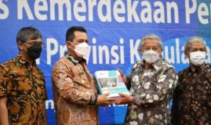 Gubernur Kepri Ansar Ahmad saat menerima Laporan IKP 2021 dari Ketua Dewan Pers M.Nuh .