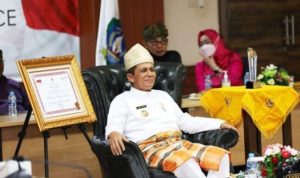Gubernur Kepri Ansar Ahmad saat menyaksikan secara daring acara penyerahan Penghargaan people of the year POTY 2021 dan Indonesia Awards 2021 di Dua staisusn Televisi di Jakarta