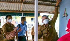 Gubernur Kepri Ansar Ahmad saat meresmikan pemakaian genset dan jaringan listrik pada acara yang dipusatkan di Pulau Lengkang Kelurahan Sekanak Raya