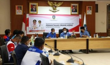 Gubernur Kepri didampingi Pj.Sekda dan kepala Dinas Tenaga Kerja saat menerima Perwakilan buruh yang melakukan aksi demo menuntut kenaikan UMP dan UMK Batam. Gubernur Kepri didampingi Pj.Sekda dan kepala Dinas Tenaga Kerja saat menerima Perwakilan buruh yang melakukan aksi demo menuntut kenaikan UMP dan UMK Batam.