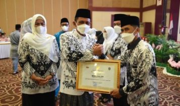 Hari Guru Nasional Gubernur Kepri Ansar Ahmad memberikan pengharagaan pada salah seroang Guru Berdedikasi di Provinsi Kepulauan Riau Hari Guru Nasional Gubernur Kepri Ansar Ahmad memberikan pengharagaan pada salah seroang Guru Berdedikasi di Provinsi Kepulauan Riau