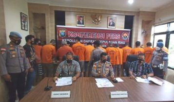 Kapolres Bintan AKBP.Tidar Wulung Dahono didampingi Kasat Reskrim Polreds Bintan AKP.Dwi Harmoko saat menggelar Pers Rilis Penetapan 13 tersangka Mafia Tanah di Bintan Kapolres Bintan AKBP.Tidar Wulung Dahono didampingi Kasat Reskrim Polreds Bintan AKP.Dwi Harmoko saat menggelar Pers Rilis Penetapan 13 tersangka Mafia Tanah di Bintan