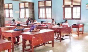 Kekosongan Guru dan Kepala Sekolah sejumlah siswa di salah satu SD di Bintan belajar didalam ruang kelas