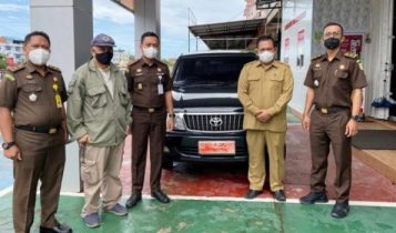 Kepala Kejaksaan Negeri Bintan I Wana Riana bersama mantan pejabat dan mobil yang dikembalikan ke DPKAD serta Kasi Pidsus dan Kasi Datun Kejari Bintan Kepala Kejaksaan Negeri Bintan I Wana Riana bersama mantan pejabat dan mobil yang dikembalikan ke DPKAD serta Kasi Pidsus dan Kasi Datun Kejari Bintan
