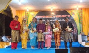 Kepala dinas Kebudayaan Kabupaten Lingga saat menyerahkan Hadiah dan Piagam pengharagaan kepada pemenang Festival Musik dan Lagu Melayu Lingga