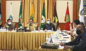 Ketua tim Satgas Penanganan Covid Kepri Ansar Ahmad dan wakil Ketua Satgas Covid Tjejep Yudiana bersama Kadiskes Kepri saat menggelar Rapat