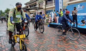 Para peserta yang turut meramaikan iven balap sepeda Tropical Ride di Lagoi Bay