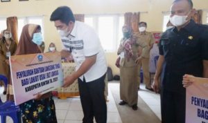 Plt Bupati Bintan Roby Kurniawan saat menyerahkan secara simbolis BLT Lansia Bintan tahun 2021