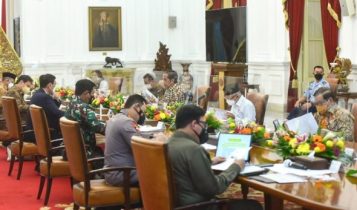 Presiden Jokowi memimpin Ratas mengenai Evaluasi PPKM di Istana Mereka