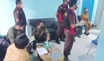 Selidiki dugaan Korupsi dana Covid untuk insentif Nakes Tim Penyidik Kejaksaan Negeri Bintan melakukan penggeledahan di Puskesmas Sei Lekop Bintan dalam Selidiki dugaan Korupsi dana Covid untuk insentif Nakes Tim Penyidik Kejaksaan Negeri Bintan melakukan penggeledahan di Puskesmas Sei Lekop Bintan dalam