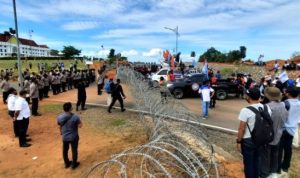 Tuntut UMP dan UMK Ratusan Buruh Batam Demo Kantor Gubernur Kepri di Dompak Tanjungpinang