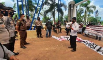 Aksi demo MAK di Kejaksaan Tinggi Kepri di Senggarang Tanjungpinang Aksi demo MAK di Kejaksaan Tinggi Kepri di Senggarang Tanjungpinang