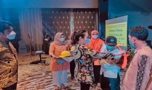 Anggota DPR RI Cen Sui Lan bersama Kepala Balai Jasa Konstruksi Wilayah I Ditjen Bina Konstruksi Kementerian PUPR saat menyerahkan Sertifikat Kompetensi Jasa Konstruksi