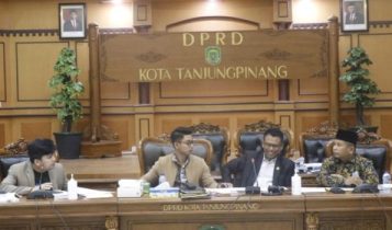 Anggota DPRD kota Tanjungpinang saat melakukan Rapat