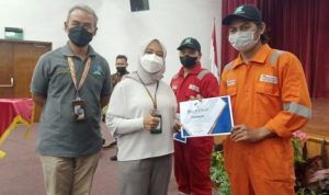 GM PT BIIE Aditya Laksamana menyerahkan sertifikat kompetensi kepada salah satu peserta pelatihan.
