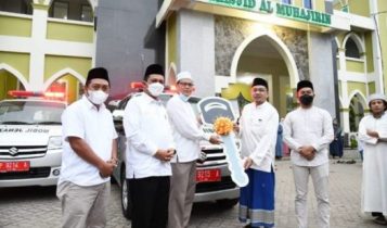 Gubernur Ansar menyerahkan 3 unit bantuan hibah mobil Ambulance jenazah.