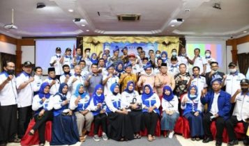Gubernur Ansar saat membuka Rapat Kerja ke IV Forum Komumikasi RT RW FKTW Kota Batam di Restoran Golden Prawn Bengkong Batam. Gubernur Ansar saat membuka Rapat Kerja ke IV Forum Komumikasi RT RW FKTW Kota Batam di Restoran Golden Prawn Bengkong Batam.