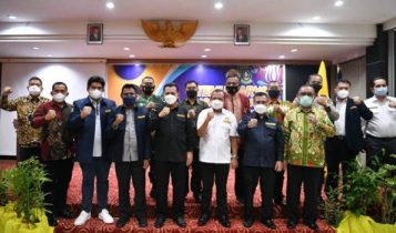 Gubernur Kepri Ansar Ahmad dan Wakil Ketua Karang Taruna saat membuka Temu Karya Karang Taruna III Provinsi Kepulauan Riau di Hotel Comforta Tanjungpinang Gubernur Kepri Ansar Ahmad dan Wakil Ketua Karang Taruna saat membuka Temu Karya Karang Taruna III Provinsi Kepulauan Riau di Hotel Comforta Tanjungpinang
