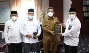 Gubernur Kepri Ansar Ahmad saat menerima audiensi Ketua Majelis Ulama Indonesia MUI Kepri KH.Bambang Maryono di Ruang Kerja Gubernur Dompak