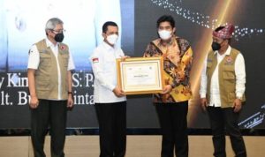 Gubernur Kepulauan Riau Ansar Ahmad menyerahkan penghargaan kepada Forum Koordinasi Pimpinan Daerah FKPD Bupati Wali Kota