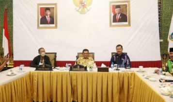 Gubernur didampingi Pj Sekda dan Dirut PT Pelabuhan Kepri melaksanakan RUPS LB. Gubernur didampingi Pj Sekda dan Dirut PT Pelabuhan Kepri melaksanakan RUPS LB.