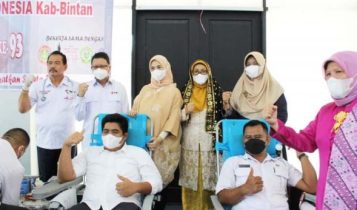 Hari Ibu Plt.Bupati Bintan dan pejabat lainya melakukan Domnor Darah