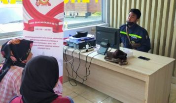 Honorer Kantor Desa Marok Tua Megawati bersama temannya saat membuat Laporan ke Polsek Singkep Barat Lingga.