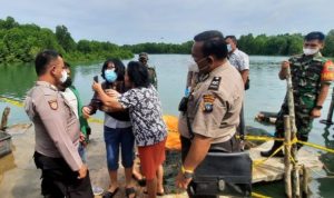 Jasad yang ditemukan di perairan Kampung Kolam adalah Talmon Pandiangan terlihat Isteri korban Rosa datang dan mengenali jasad suaminya