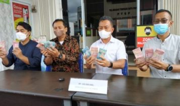Kajari Bintan menunjukkan uang tunai yang dikembalikan tersangka dugaan kasus korupsi insentif nakes. Kajari Bintan menunjukkan uang tunai yang dikembalikan tersangka dugaan kasus korupsi insentif nakes.