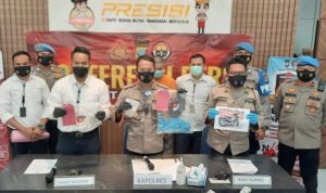 Kapolres Tanjungpinang AKBP.Fernando dan Kasat Reskrim Polres Tanjungpinang AKP.Awal Syaban saat merilis Kasus Fedofil Dengan Tersangka Hendra Alias Ayang