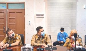 Kepala DPMD Bintan Rony Kartika sedang memaparkan inovasi inovasi besutannya dihadapan dewan juri di Ruang Rapat Kantor Bappelitbang Bintan