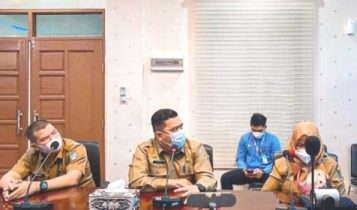 Kepala DPMD Bintan Rony Kartika sedang memaparkan inovasi inovasi besutannya dihadapan dewan juri di Ruang Rapat Kantor Bappelitbang Bintan Kepala DPMD Bintan Rony Kartika sedang memaparkan inovasi inovasi besutannya dihadapan dewan juri di Ruang Rapat Kantor Bappelitbang Bintan