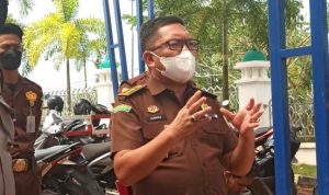 Kepala Seksi Penerangan Hukum Kasipenkum Kejati Kepri Jendra Firdaus saat memberi penjelasan kepada massa yang melakukan aksi demo di Kejati Kepri