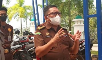 Kepala Seksi Penerangan Hukum Kasipenkum Kejati Kepri Jendra Firdaus saat memberi penjelasan kepada massa yang melakukan aksi demo di Kejati Kepri