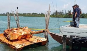 Komandan Lantamal IV Tanjungpinang memeriksa langsung benda terapung mirip Tank yang ditemukan Nelayan Bintan di Laut scaled