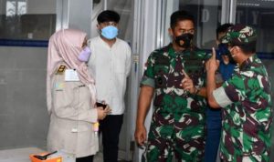 Komandan Satgasus Perlintasan PMI Brigjen TNI Jimmy Ramoz Manalu dampingi Dandim 0316 Batam Letkol Kav Sigit saat melakukan peninjauan kepulangan PMI di Batam.
