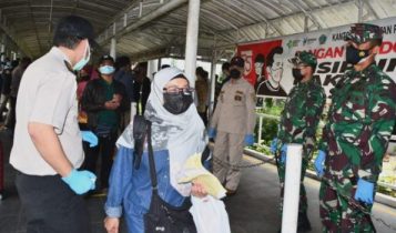 Komandan Satgasus Perlintasan PMI Kepri Brigjen Jimmy Ramos Manalu dan Tim saat melakan pemantauaan langsung Kepulangan PMI di Pelabuhan Batam Center Batam provinsi Kepri Komandan Satgasus Perlintasan PMI Kepri Brigjen Jimmy Ramos Manalu dan Tim saat melakan pemantauaan langsung Kepulangan PMI di Pelabuhan Batam Center Batam provinsi Kepri