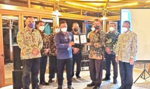 Oleh Deputi Bidang Pembudayaan Olahraga Kemenpora RI Dr Raden Isnanta kepada Group General Manager GGM PT. BRC Abdul Wahab di The Anmon Kawasan Pariwisata Lagoi.
